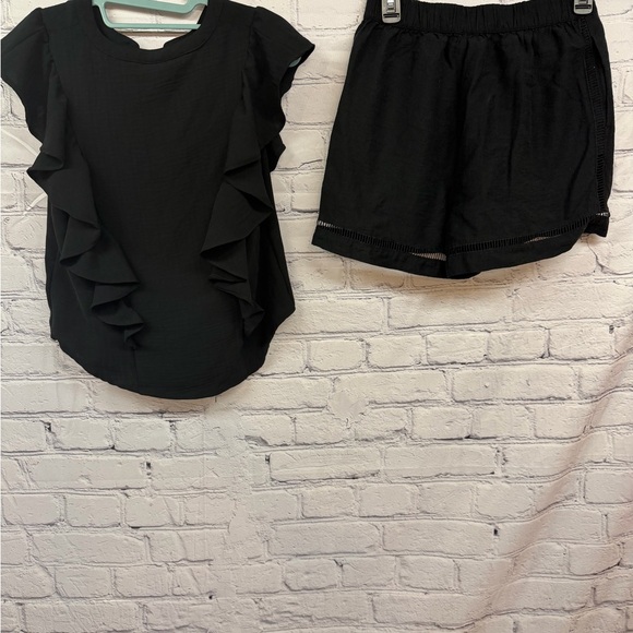 (Set)Black Ruffle Button-Front Blouse with Matching Shorts - Picture 7 of 7